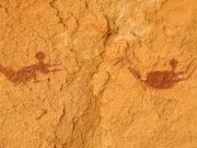 Artă rupestră veche de 9.000 de ani cu oameni înotând în ceea ce este acum deșertul Sahara Artă rupestră veche de 9.000 de ani descoperiri.ro