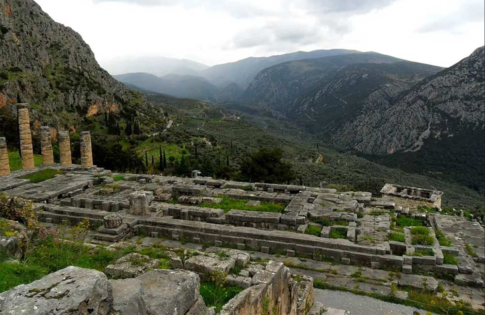 templu apollo oracolul din delphi descoperiri.ro