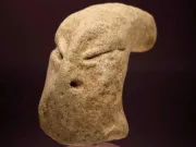 O figurină reprezentând „capul unui om-șarpe” de acum 7.500 de ani stârneşte mari controverse capul unui om-șarpe ubaid
