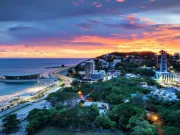 Țara în care se vorbesc 840 de limbi: Papua Noua Guinee Diversitate etnică și culturală Pe lângă cele trei limbi oficiale, Papua Noua Guinee se remarcă printr-o diversitate lingvistică extraordinară, datorată mozaicului său etnic și cultural. Țara este formată din sute de insule situate în sud-vestul Oceanului Pacific, la nord de Australia. Relieful accidentat, dominat de munți și jungle dense, a limitat migrarea populațiilor și amestecul cultural de-a lungul timpului, favorizând apariția unor grupuri indigene izolate. Astfel, aceste comunități au rămas distincte și nu s-au omogenizat, chiar și după dezvoltarea agriculturii, acum aproximativ 10.000 de ani. Deși teritoriul a fost colonizat atât de britanici, cât și de germani, izolarea geografică și terenul dificil au permis unor comunități să reziste influențelor externe și să își păstreze identitatea culturală ancestrală, notează IFL Science. Această istorie unică se reflectă și în diversitatea genetică remarcabilă a populației, așa cum a demonstrat un studiu din 2017. „Studiul nostru a relevat că diferențele genetice dintre grupurile de oameni din această regiune sunt, în general, foarte pronunțate, adesea mult mai mari decât cele dintre populațiile majore din întreaga Europă sau Asia de Est”, a declarat Anders Bergström, autor principal al cercetării realizate de Wellcome Trust Sanger Institute. „Am descoperit o diferență notabilă între grupurile care trăiesc în regiunile montane și cele din zonele joase, cu o separare genetică care datează de acum 10.000-20.000 de ani. Acest lucru are sens din punct de vedere cultural, deoarece comunitățile din zonele muntoase au fost istoric mai izolate. Totuși, o barieră genetică atât de puternică între grupuri aflate la distanțe geografice relativ mici rămâne un fenomen fascinant și rar întâlnit”, a adăugat profesorul Stephen J. Oppenheimer, de la Wellcome Trust Centre for Human Genetics, Universitatea Oxford.