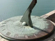 De ce ceasurile se mișcă de la stânga la dreapta şi nu invers? Cine a stabilit sensul orar? ceasurile se mișcă de la stânga la dreapta