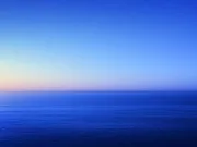 De ce sunt mările și oceanele albastre dacă apa este incoloră? oceanele albastre