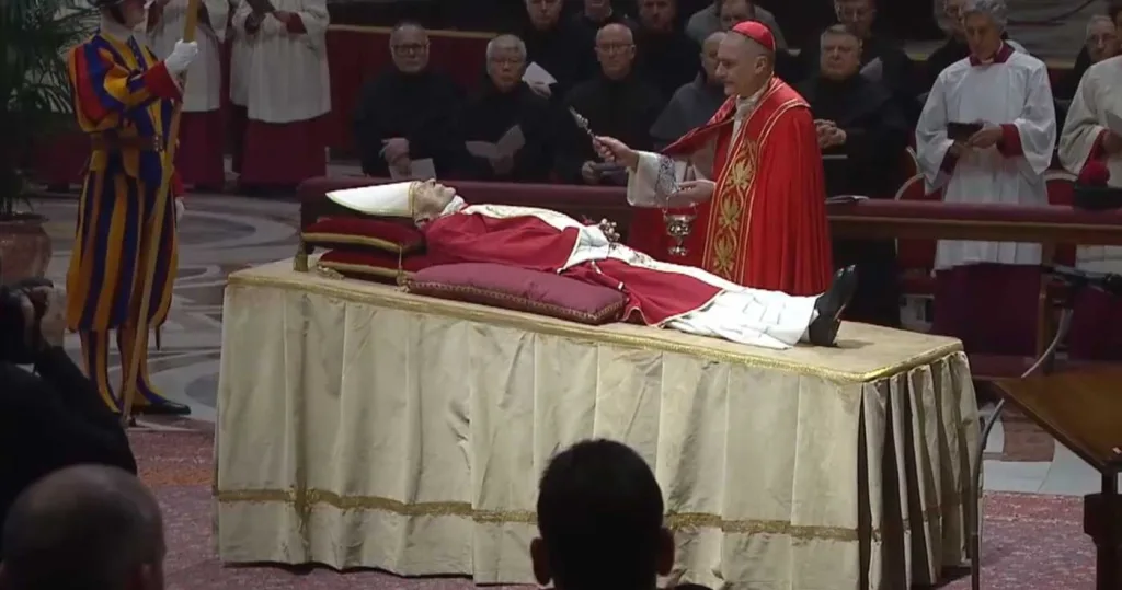 Ce se întâmplă când moare papa