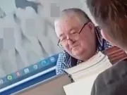 Un profesor care s-a uitat la filme porno în timp ce laptopul era conectat la proiector, în timpul orelor ținute cu copii de 13 ani, a demisionat, deși școala a vrut să îl păstreze profesor care s-a uitat la filme porno