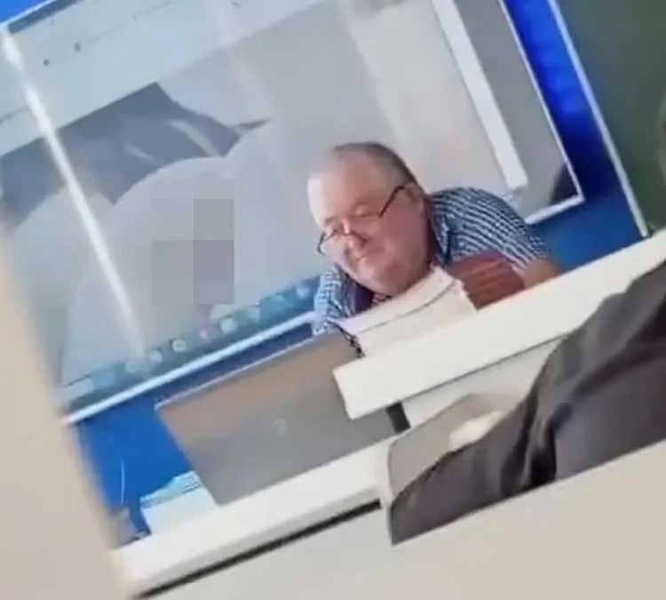 profesor care s-a uitat la filme porno