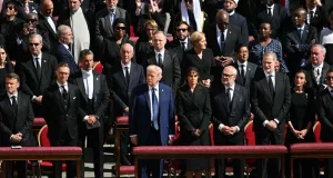 donald trump criticat pentru gestul său de la funeraliile papei