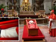 Papa Francisc, înmormântat cu pantofii săi uzați. Ce obiecte au mai fost puse în sicriu papa francisc pantofi