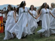 De ce se pune busuioc sub pernă în noaptea de Sânziene și care este originea lor Sânziene