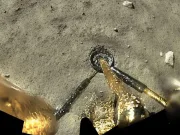 Un dispozitiv genial produce apă, oxigen și combustibil direct din praful lunar. Secretul stă într-un singur mineral dispozitiv genial produce apă din sol lunar