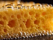 Nu doar îl cureți, îl sterilizezi. Trucul simplu care elimină de pe buretele de vase Salmonella și E. coli buretele de vase