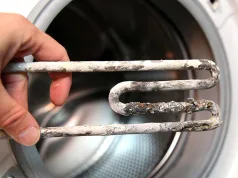 Soluția mai puțin știută pentru eliminarea calcarului de pe robinete și din toaletă eliminarea calcarului de pe robinete