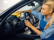 Îți miroase mașina ca o scrumieră? Soluția de 3 lei care o transformă într-o oază de prospețime miroase mașina