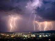 fulgerul nu se naște în nori