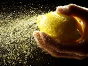 Secretul din bucătărie pe care dermatologii îl aprobă: Cum să-ți întinerești mâinile în 2 minute întinerești mâinile lămâie zahăr