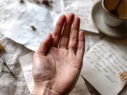 Secretul dermatologilor pentru mâini perfecte costă 5 lei. Ingredientul pe care îl ai deja în bucătărie ceai de mușețel mâini perfecte