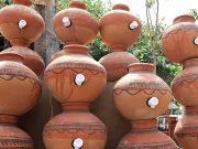 Cum reușesc indienii să aibă apă rece fără frigider: secretul stă într-o invenție veche de mii de ani Cum reușesc indienii să aibă apă rece fără frigider: secretul stă într-o invenție veche de mii de ani