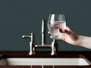 Mirosul pe care îl urăsc toți românii care se întorc din concediu. Soluția costă zero lei și este genială metoda paharului cu apă