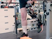 Este acesta primul pas real către omul-cyborg? Un nou genunchi bionic se conectează direct la oase și mușchi omul-cyborg
