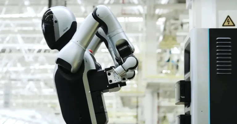 Robotul umanoid care funcționează 24/7: priviţi-l cum îşi schimbă singur bateriile