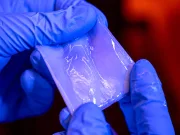 Adio, poluare cu plastic? Oamenii de știință au creat materialul viitorului cu ajutorul bacteriilor