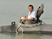 Un fermier chinez a construit un submarin de 5 tone pe care l-a scufundat cu succes într-un râu fermier chinez a construit un submarin