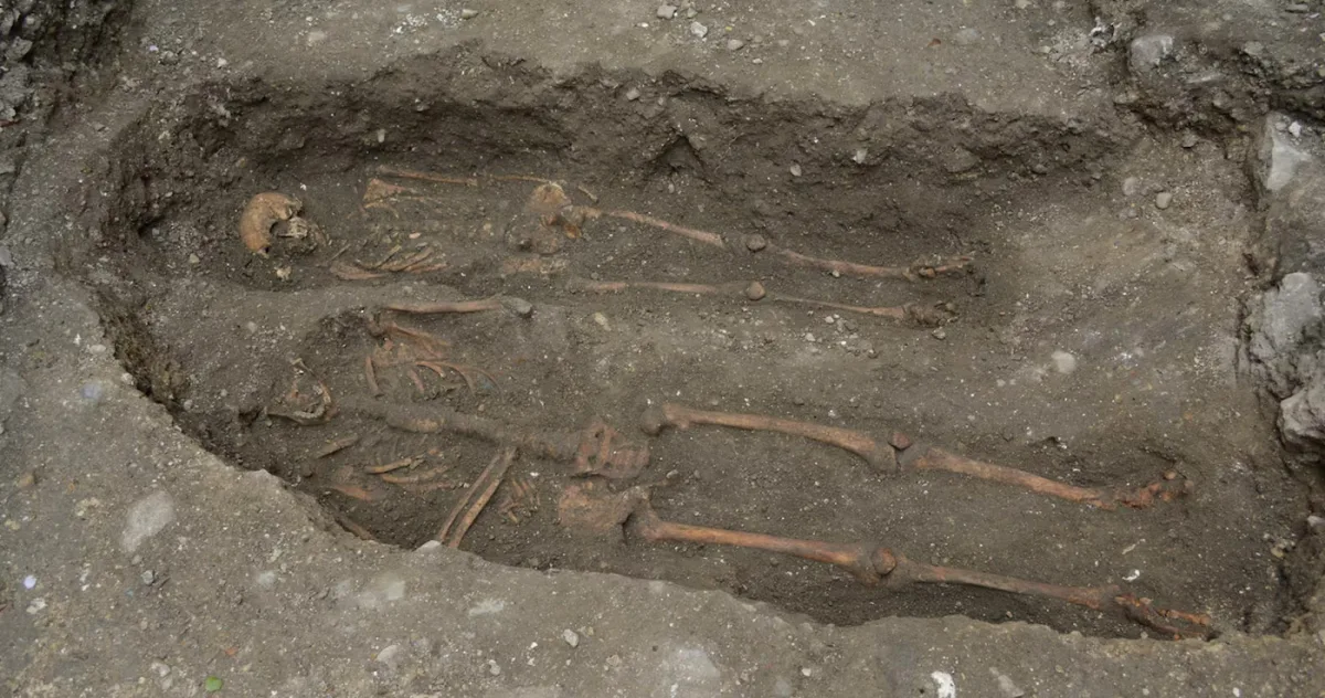 Arheologii au descoperit zeci de schelete sub Turnul Londrei, inclusiv victime ale Ciumei Negre