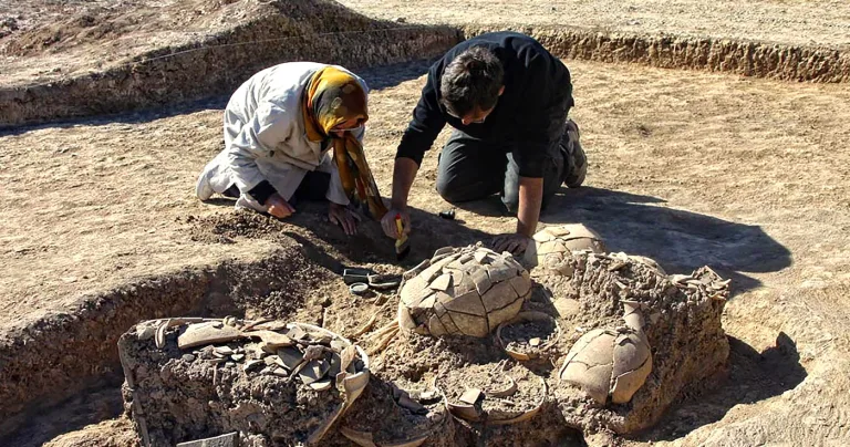 Mormântul de 3.000 de ani al unei adolescente din elita societății, descoperit în Iran, cu bijuterii din aur și o cutie de cosmetice uimitoare în formă de scorpion