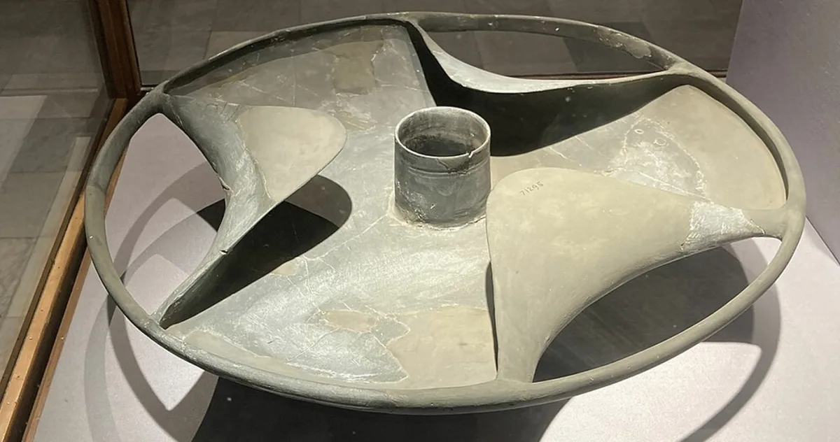 discul lui sabu vas ornamental trilobat