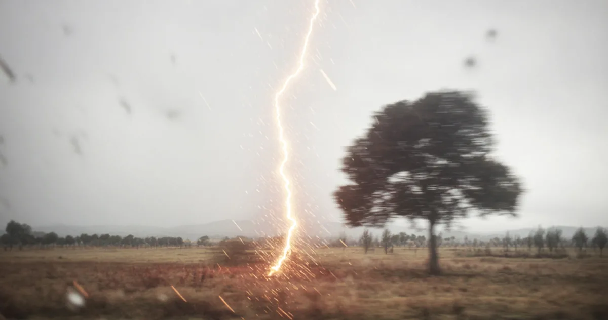 Credeai că ești în siguranță după furtună? Cum te poate lovi fulgerul chiar dacă afară e senin