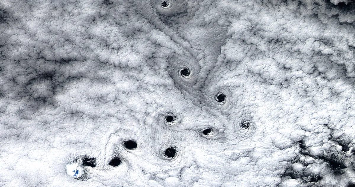 10 „găuri întunecate” bizare apar pe cerul unei insule nelocuite din apropierea Antarcticii