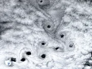 10 „găuri întunecate” bizare apar pe cerul unei insule nelocuite din apropierea Antarcticii 10 „găuri întunecate” bizare apar pe cerul unei insule nelocuite din apropierea Antarcticii