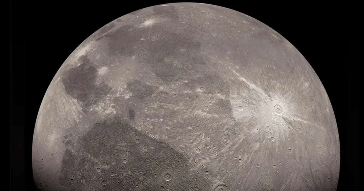 Cea mai mare lună din Sistemul Solar ar putea fi un colosal detector de materie întunecată