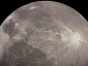 Cea mai mare lună din Sistemul Solar ar putea fi un colosal detector de materie întunecată