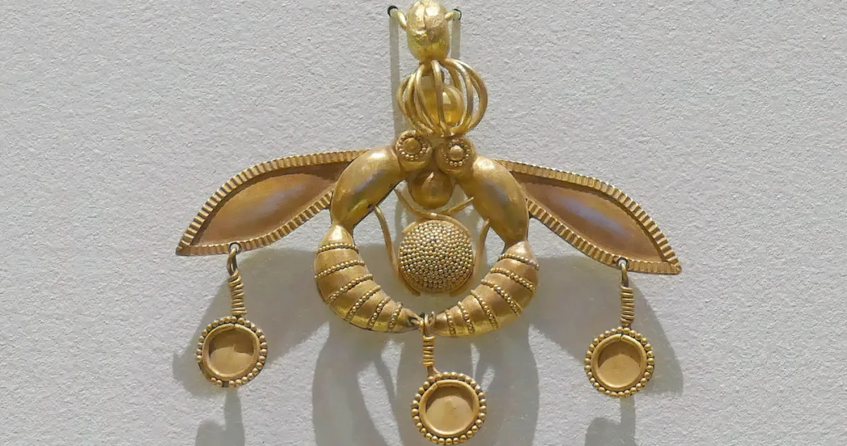 Insectele de pe acest faimos pandantiv antic ar putea să nu fie ceea ce par