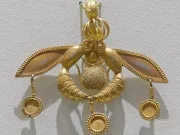 Insectele de pe acest faimos pandantiv antic ar putea să nu fie ceea ce par