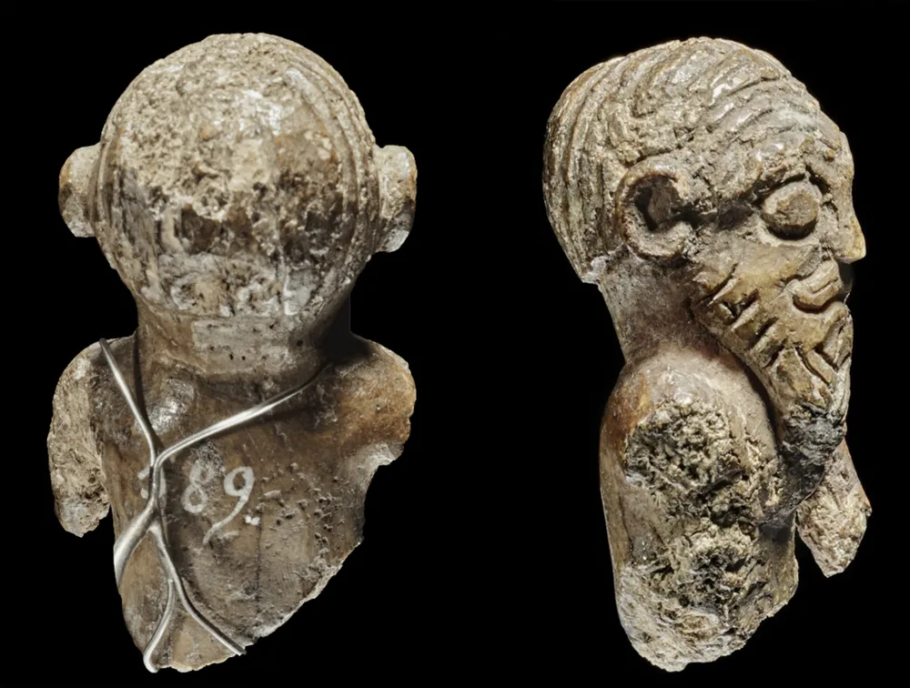 Piesă de joc unică din epoca vikingilor, văzută din spate și profil