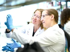 Tuberculoza, cea mai mortală boală infecțioasă din lume, revine în forță Tuberculoza, cea mai mortală boală infecțioasă din lume, revine în forță Christina Stallings, doctor (stânga), lucrează împreună cu Abigail Garrett, doctor și cercetător asociat postdoctoral. În laboratorul Stallings, cercetătorii caută modalități prin care M. tuberculosis se apără împotriva sistemului imunitar și supraviețuiește tratamentului cu antibiotice.