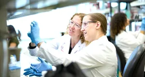 Tuberculoza, cea mai mortală boală infecțioasă din lume, revine în forță Christina Stallings, doctor (stânga), lucrează împreună cu Abigail Garrett, doctor și cercetător asociat postdoctoral. În laboratorul Stallings, cercetătorii caută modalități prin care M. tuberculosis se apără împotriva sistemului imunitar și supraviețuiește tratamentului cu antibiotice.