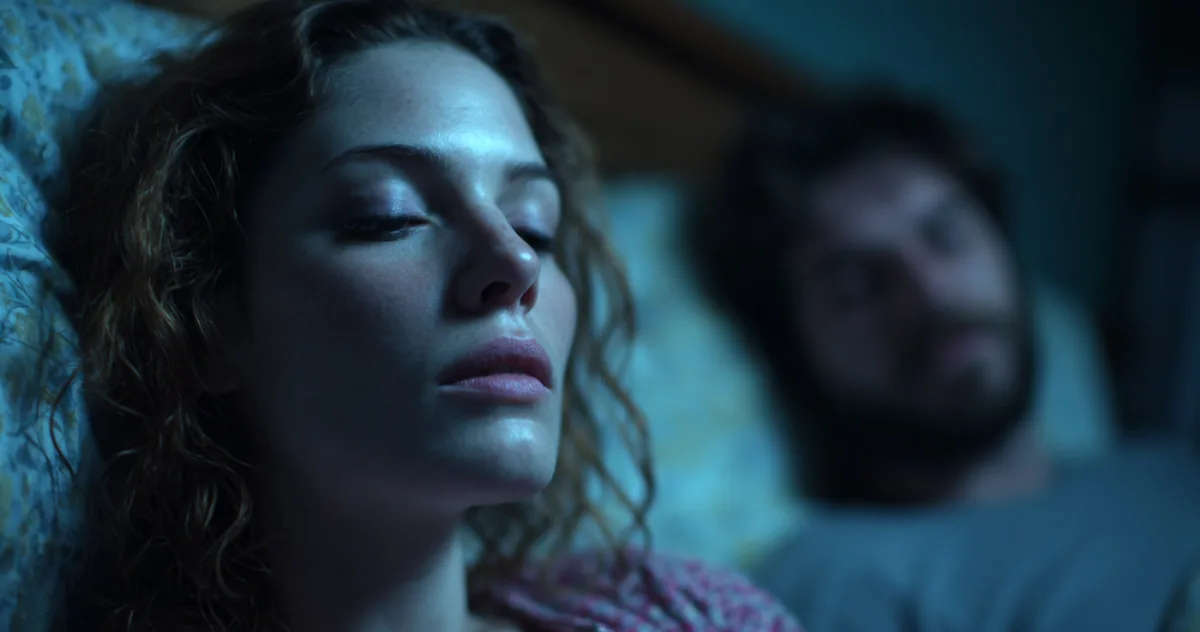 De ce unii oameni vorbesc în somn? Când devine un semnal de alarmă și ce e de făcut