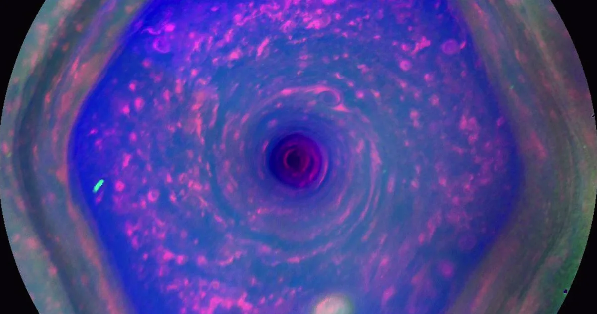 telescopul James Webb a descoperit ciudate „mărgele întunecate” în atmosfera lui Saturn