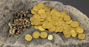 97 de monede de aur pur au ieșit la lumină după 1.400 de ani