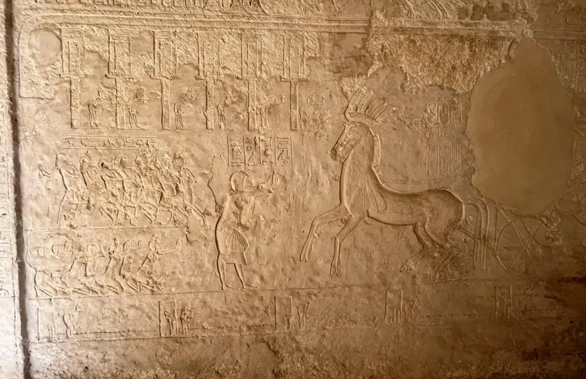 Mormântul lui Mahu, șeful poliției din Akhetaten, arată ceea ce ar putea fi santinele care păzesc diferite posturi de veghe.


