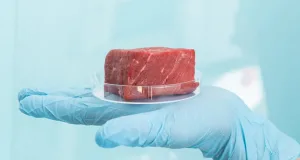 Ai renunța la carnea din magazin pentru una crescută în bucătăria ta?