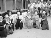 Cei 7 pitici din România care au cântat pentru Rege și au supraviețuit iadului din lagărul Auschwitz Cei 7 pitici din România