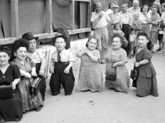 Cei 7 pitici din România care au cântat pentru Rege și au supraviețuit iadului din lagărul Auschwitz Cei 7 pitici din România