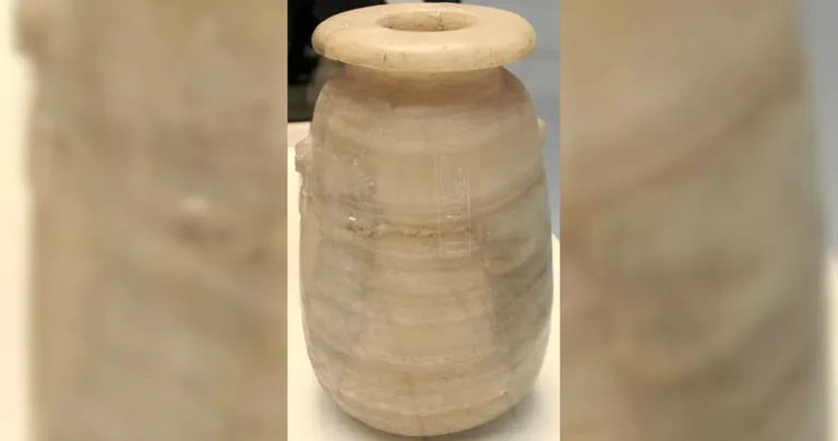 Opium descoperit într-un vas egiptean antic rar, dedicat „marelui rege Xerxes”