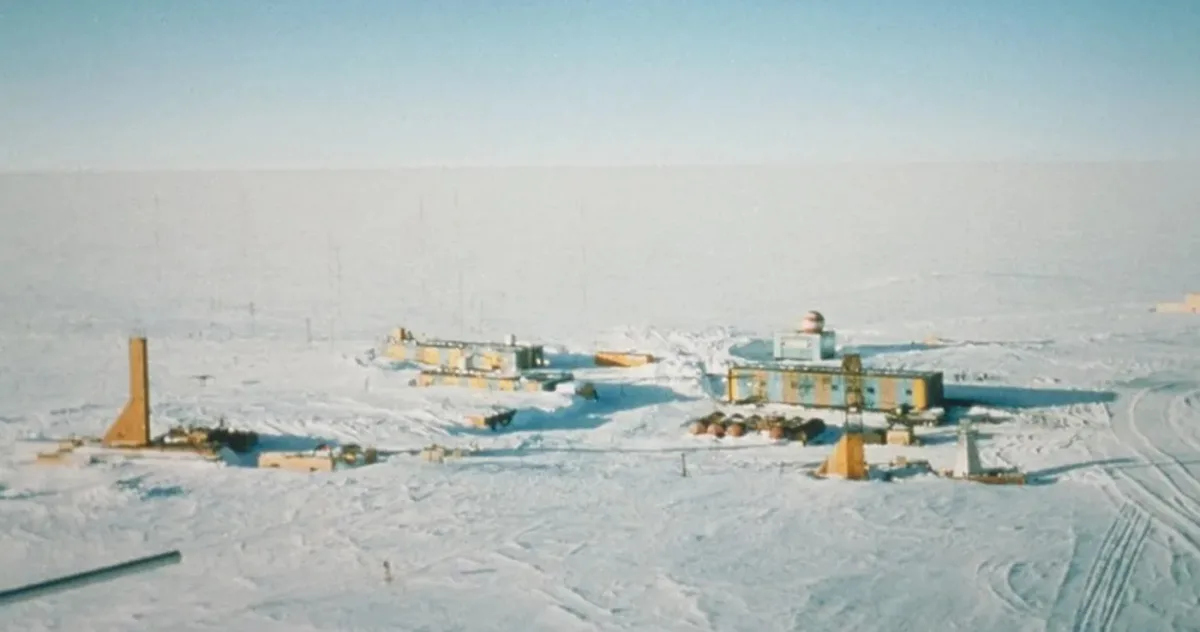 Ce se află sub Antarctica?