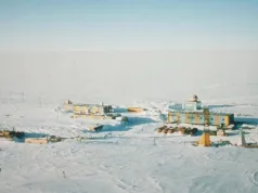 Ce se află sub Antarctica?