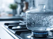 De ce apa clocotită face bule, cu excepția celei încălzite în cuptorul cu microunde? apa clocotită face bule