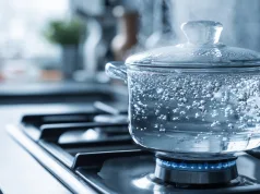 De ce apa clocotită face bule, cu excepția celei încălzite în cuptorul cu microunde? apa clocotită face bule